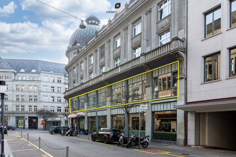An etablierter Geschäftsadresse im Zürcher Kreis 1 stehen drei eigenständige Büroräume zur Untervermietung bereit.