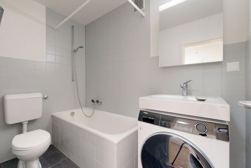Badezimmer mit Waschtrockner