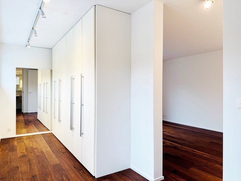 Ankleidezimmer mit Einbauschränken und Beleuchtung