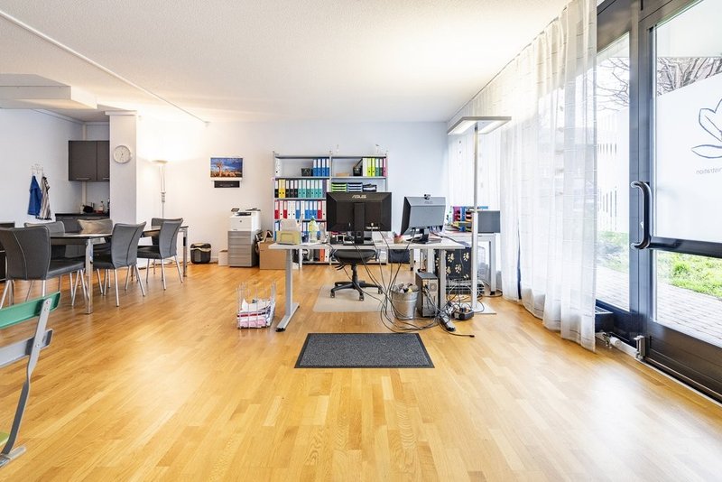 Büroräumlichkeit rechts