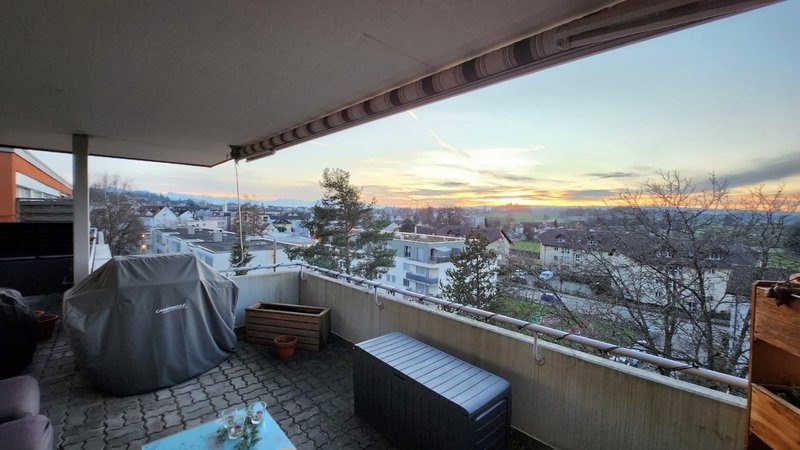 Bedeckter Bereich der Terrasse mit weitem Ausblick