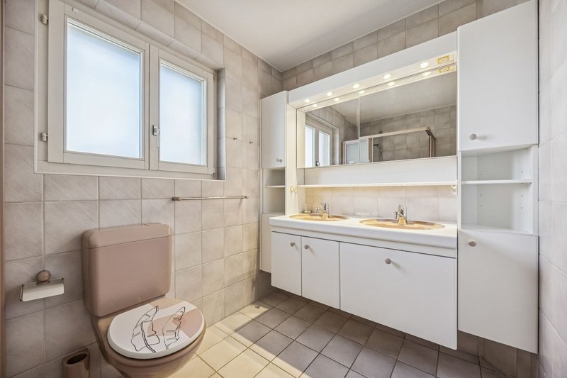 Badezimmer mit Doppelwaschbecken und Dusche