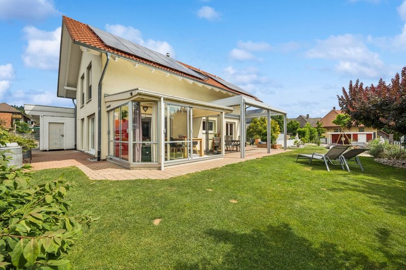 Aussenansicht mit Wintergarten und viel Umschwung