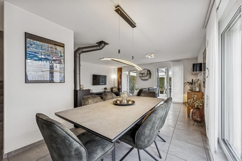 Essbereich mit fliessendem Übergang ins Wohnzimmer