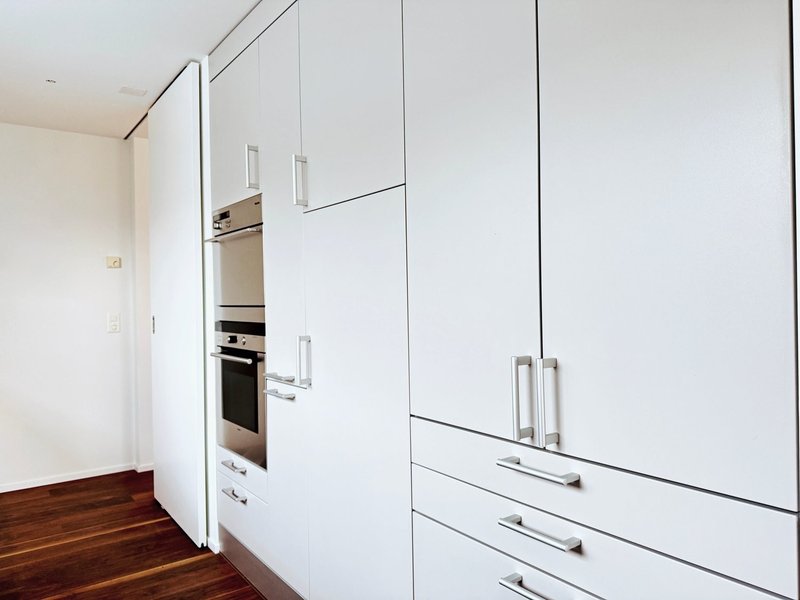 viele Einbauschränke und Schubladen