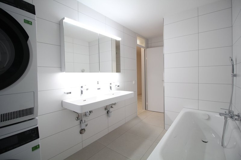 Neues Bad mit Badewanne / Dusche / Doppellavabo und Waschturm