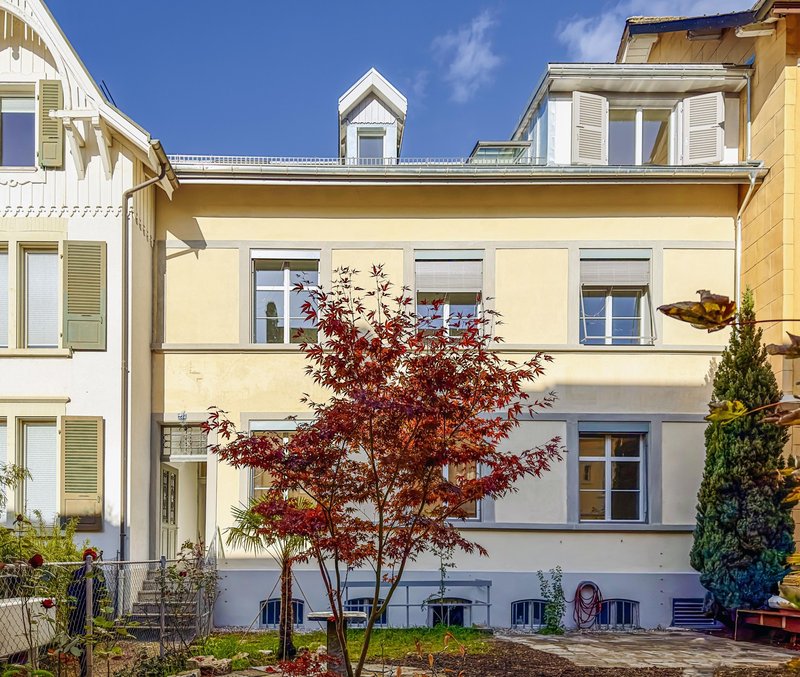 Rue du Stand 23a / Schützengasse 23a 2502 Biel/Bienne REBBERG/BEAUMONT   Allée entrée, jardin clos commun de 100m2 avec terrasse, meublé, possibilité grillades