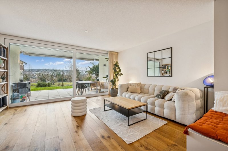 Wohnzimmer mit Zugang zur Terrasse