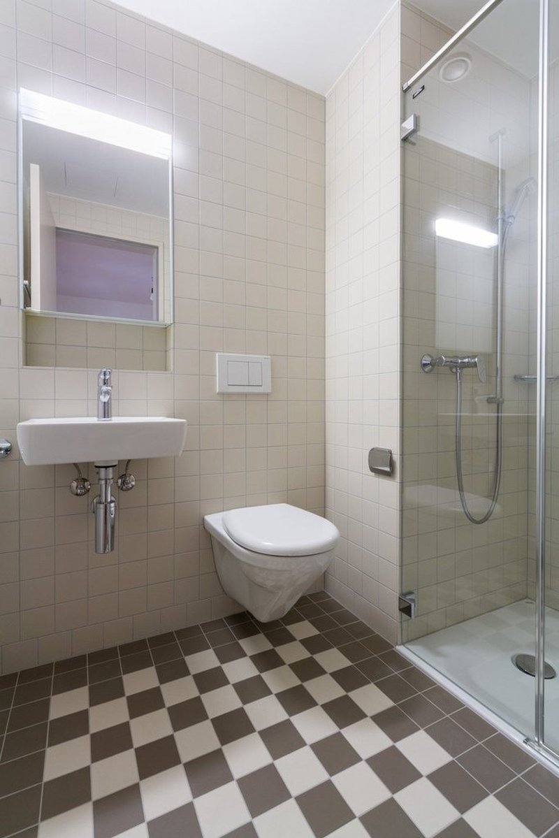 Nasszelle mit Dusche - Musterfoto