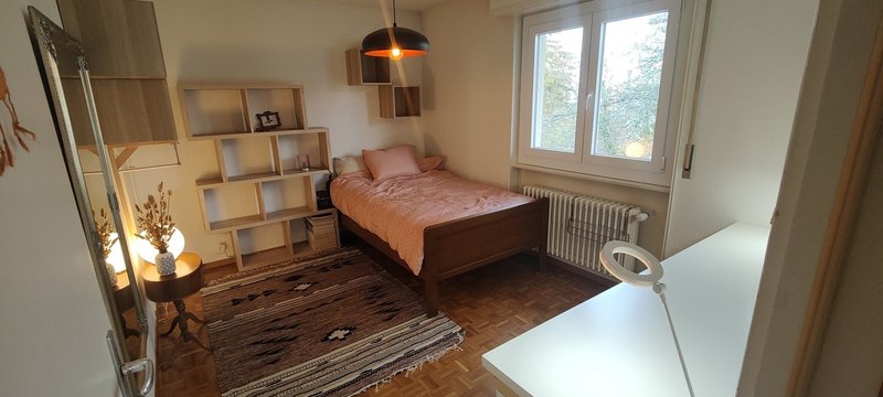 lit 120/200 avec les draps et les cousins