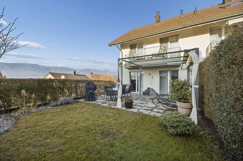 Grosszügiger Aussenbereich mit Sitzplatz