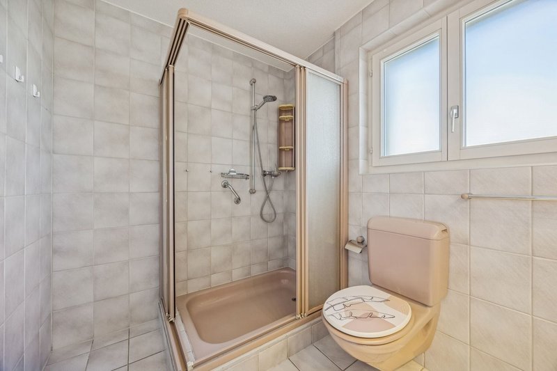 Badezimmer mit Doppelwaschbecken und Dusche