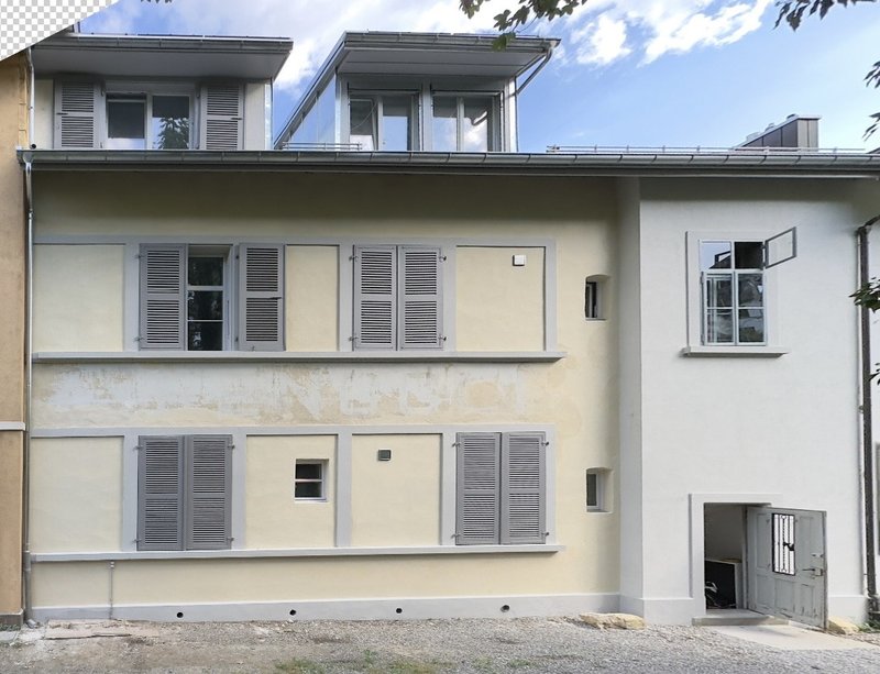 Impasse et façade Nord, entrée secondaire menant à la grande buanderie et caves privatives, et locaux techniques pompe à chaleur compteurs individuels