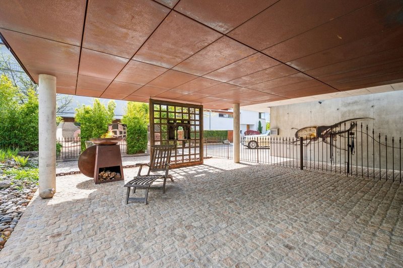 Gedeckter Sitzplatz mit Feuerstelle