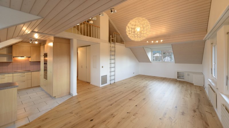 Der helle Wohnraum mit der Küche links