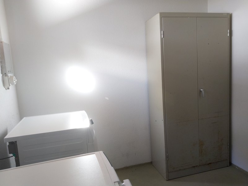 allgemeiner Waschraum mit Waschmaschine und Trockner. Der Schrank gehört zum Studio.