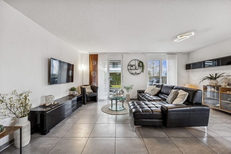 Heller Wohnraum mit Gartenzugang