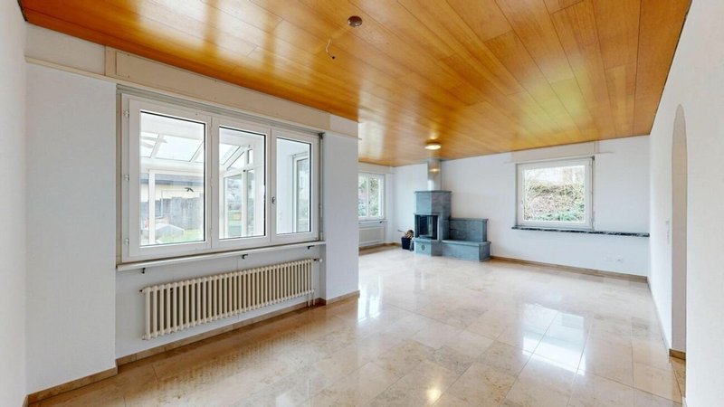 Wohn-/Esszimmer mit Cheminée