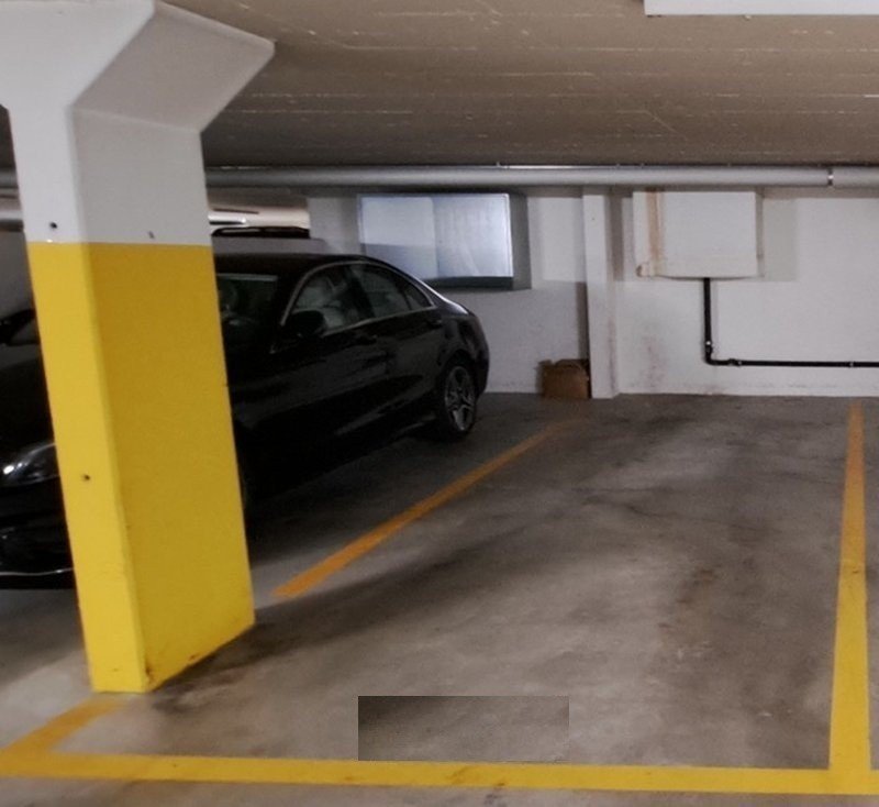 großzügiger Parkplatz