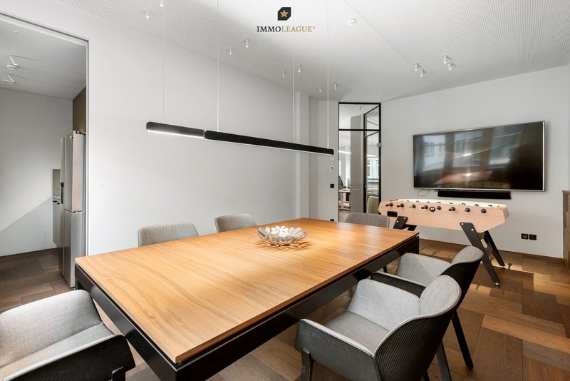 Ein zusätzlicher Aufenthaltsraum mit integrierter Küche ergänzt die Bürostruktur und dient als ruhiger Bereich für entspannte Pausen.