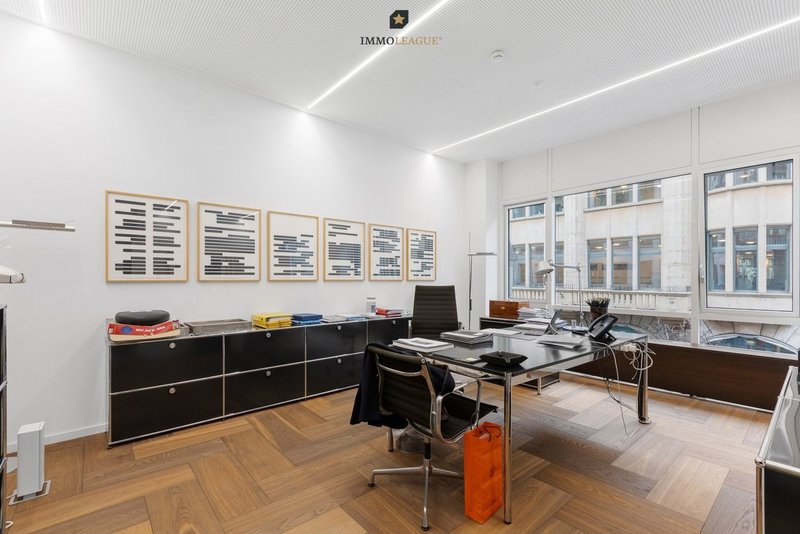 Der 35.1 m² grosse Büroraum wirkt hell und grosszügig.