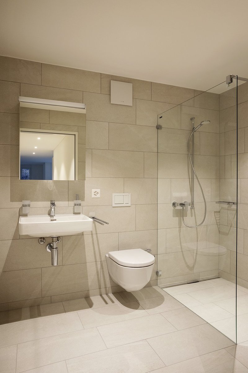 Badezimmer mit grosser Dusche