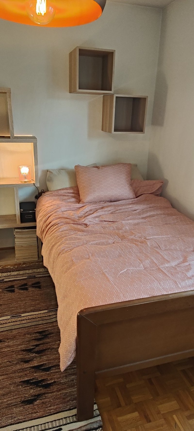 Lit 120/200, cadre en bois, sommier électrique réglable pour l'assise. Oreillers et parures de lit fournies