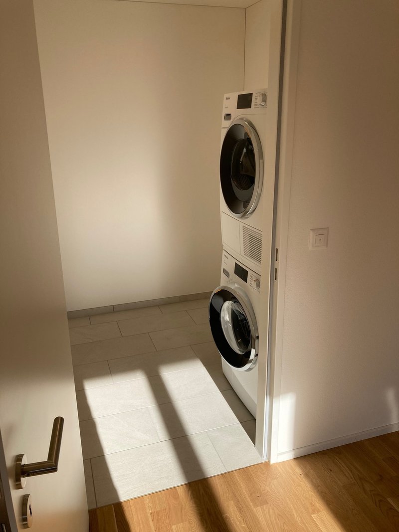 Geräumiges Reduit mit eigenem Waschturm Miele