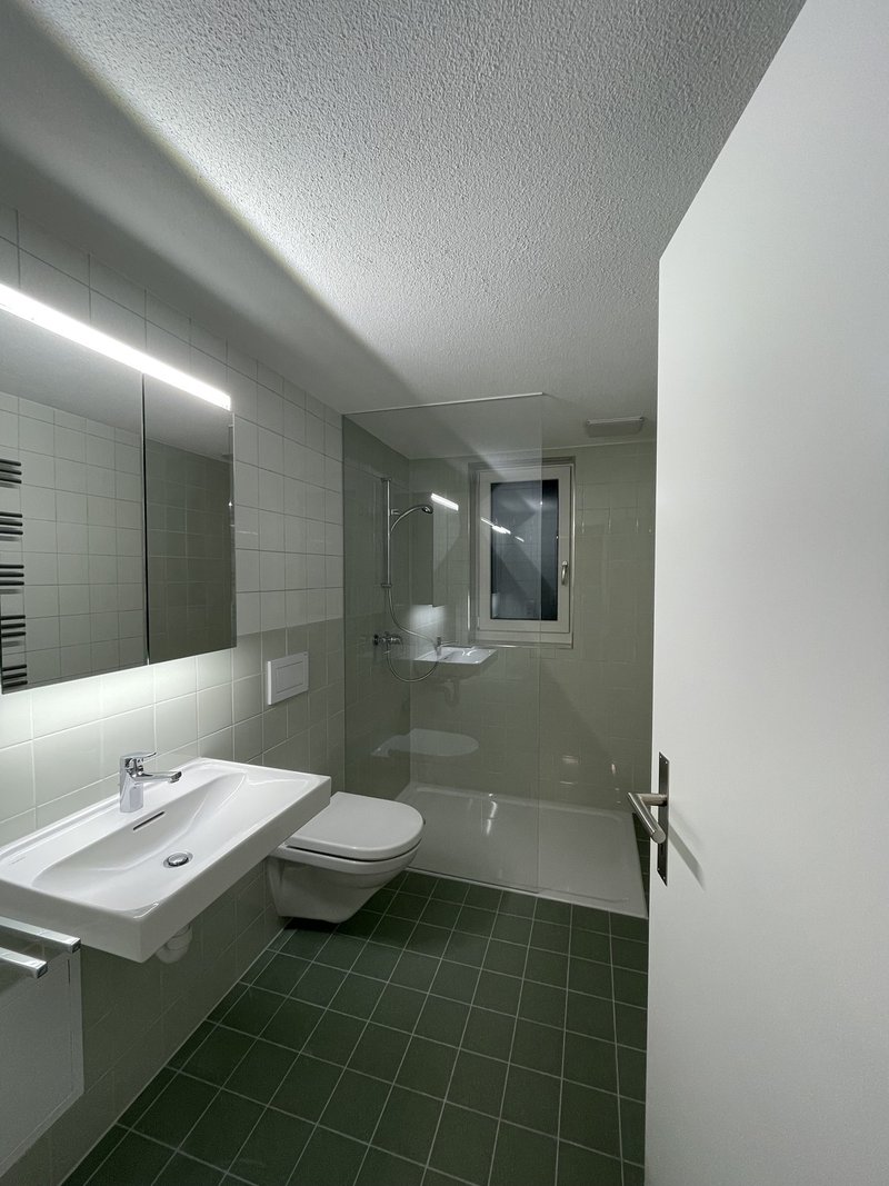 Bad mit Dusche und Handtuchtrockner