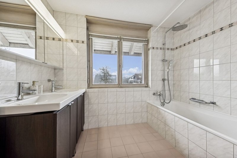 Helles Badezimmer mit Badewanne