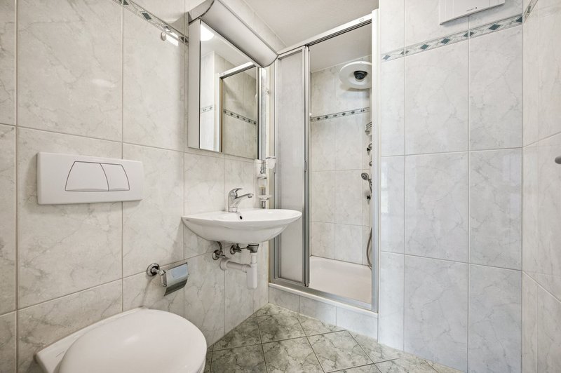 Badezimmer mit Dusche