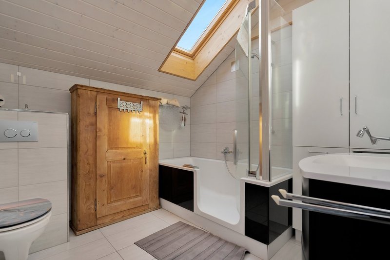 Nasszelle mit Badewanne / Dusche, Lavabo und WC