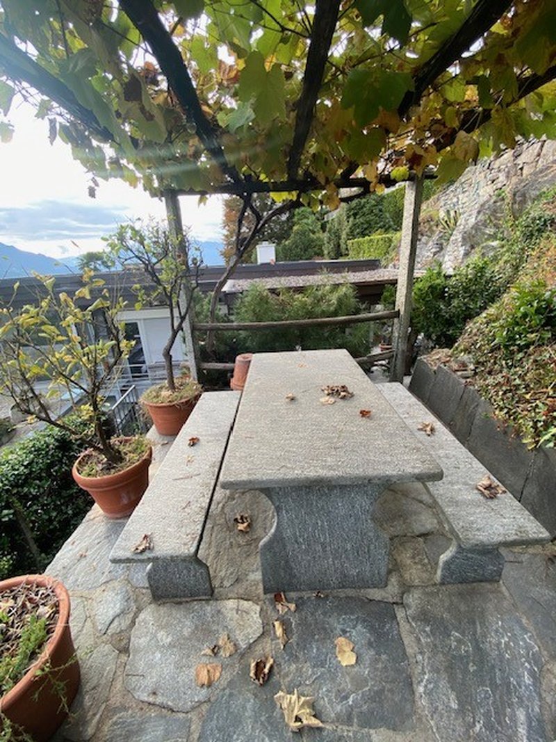 Pergola con tavolo in sasso