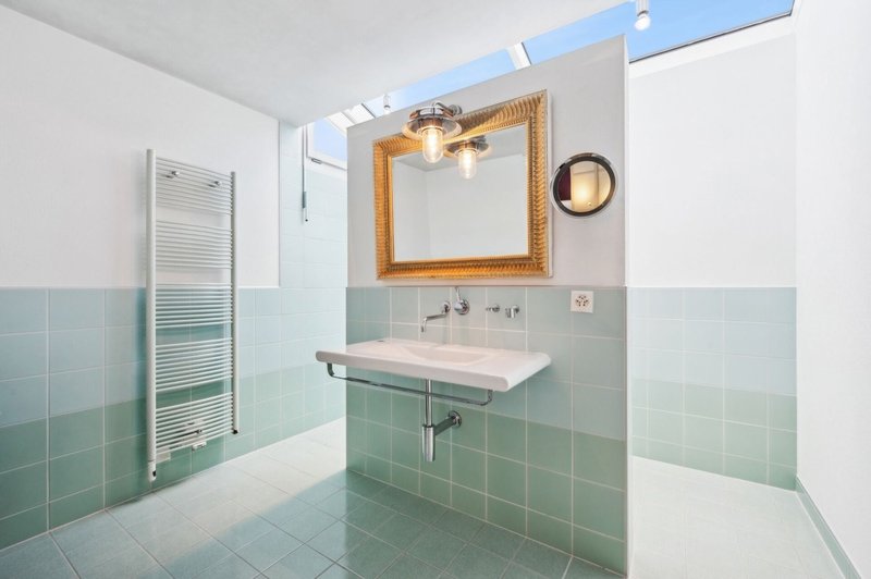 Badezimmer mit Dusche im Obergeschoss