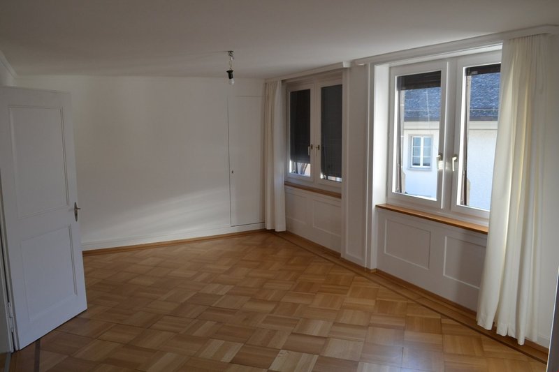 Wohnzimmer mit alten Parkettböden