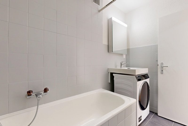 Badezimmer mit Waschtrockner