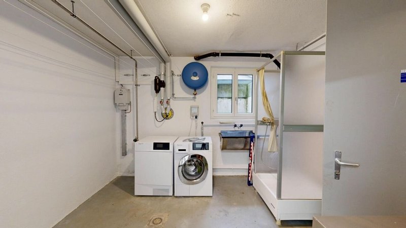 Waschküche mit Dusche