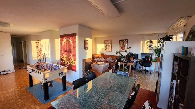 Wohnbereich mit Esstisch, Sofa/TV Ecke und Arbeitsfläche