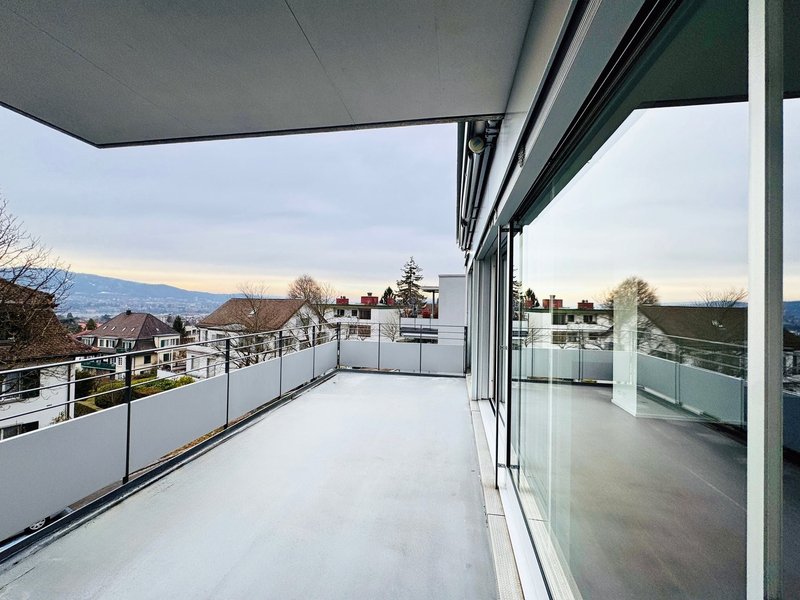 teilweise gedeckte Sonnenterrasse