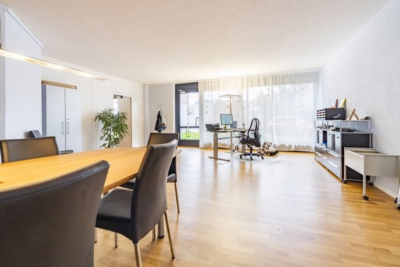 Büroräumlichkeit links