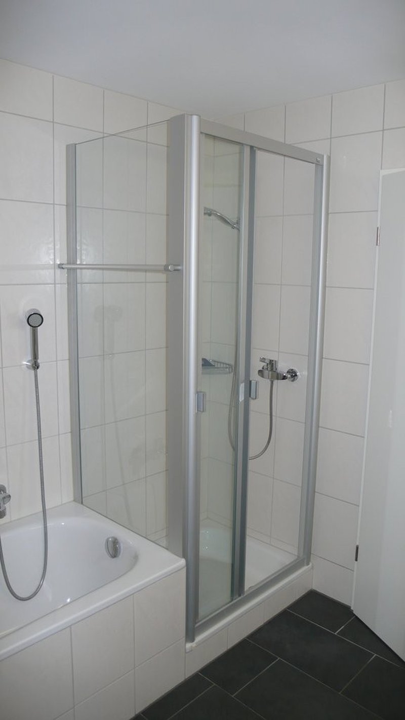 Badewanne_und_Dusche.JPG