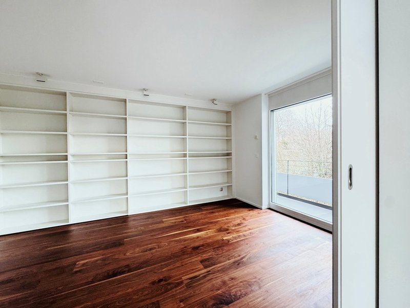 Zimmer 3 (mit Schiebetür) und Regal