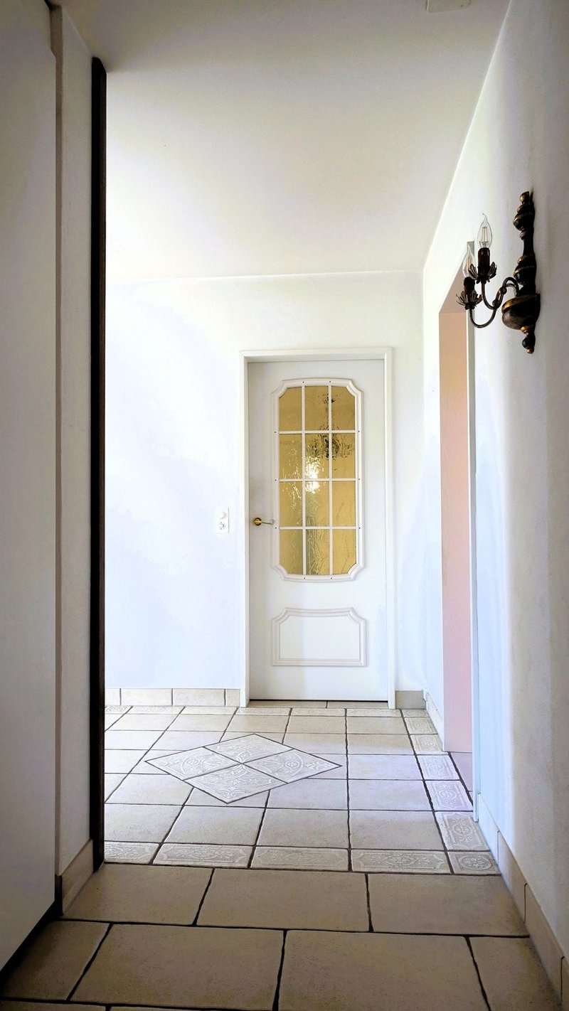 Korridor mit Türe zu Schlafzimmer