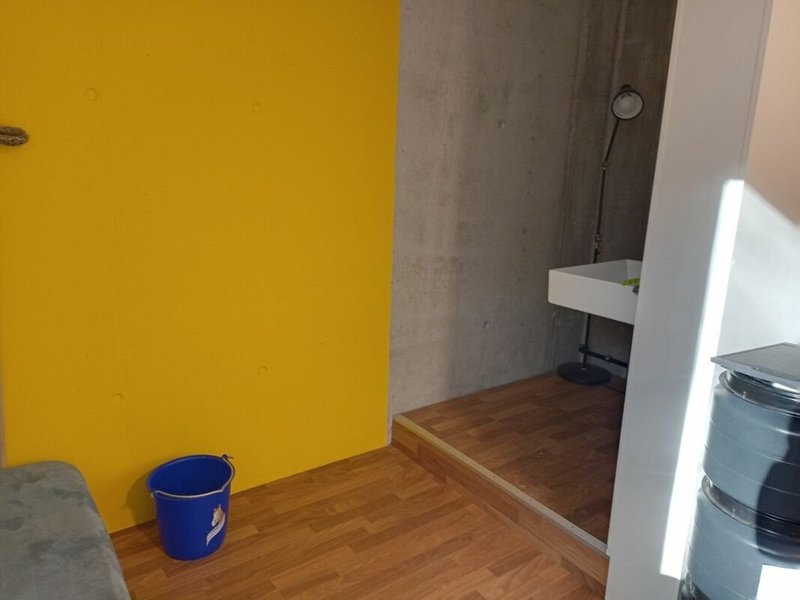 Gewerberaum mit Lavabo