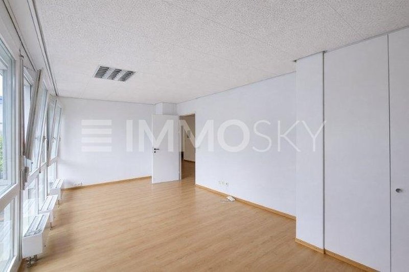 Heller Arbeitsbereich mit klarer Raumgeometrie