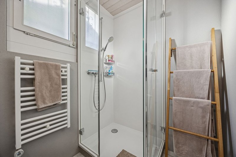 Badezimmer mit Dusche