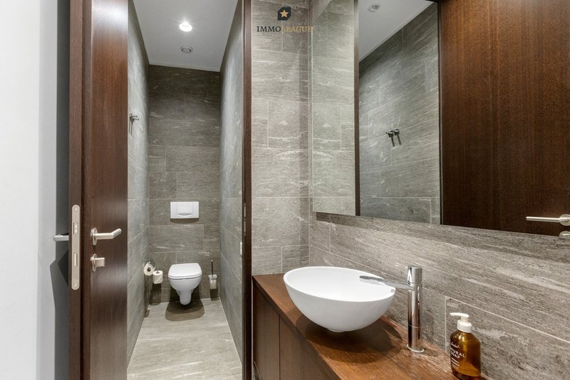 Holz und Oberflächen in Natursteinoptik verleihen den Räumen eine ruhige zeitlose Ausstrahlung mit klarer Formensprache.