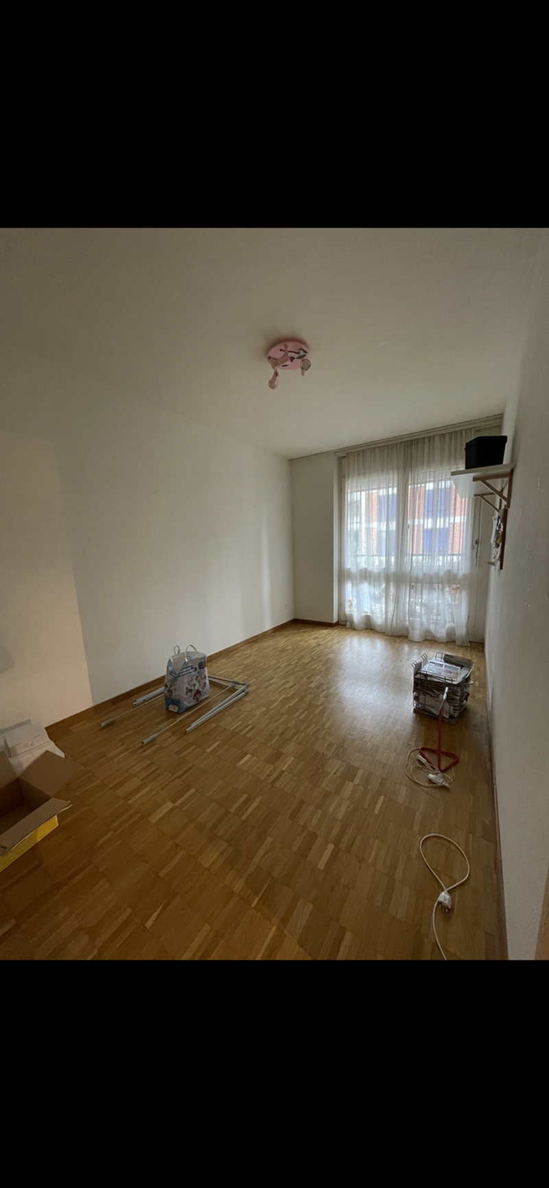 Kleineres Zimmer mit Balkon