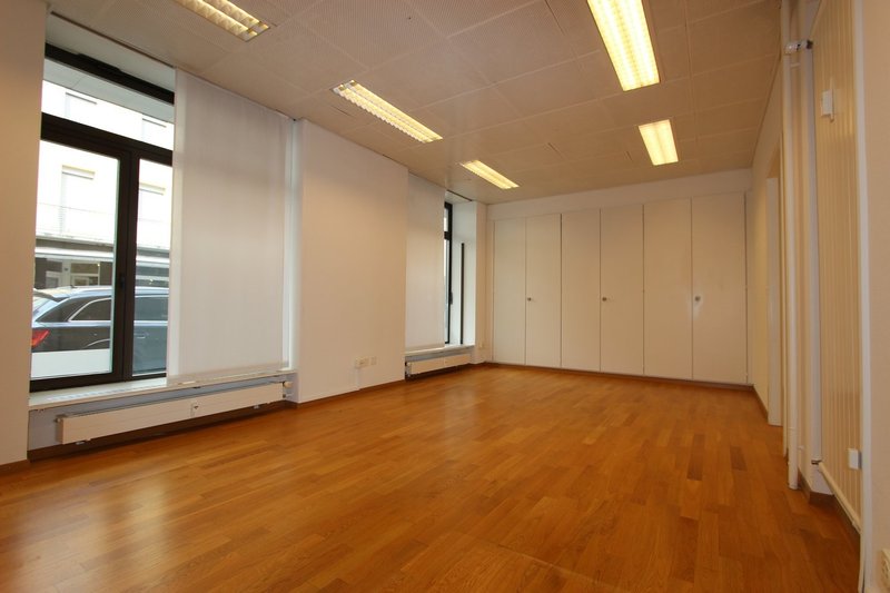 Büro 3 mit Einbauschränken