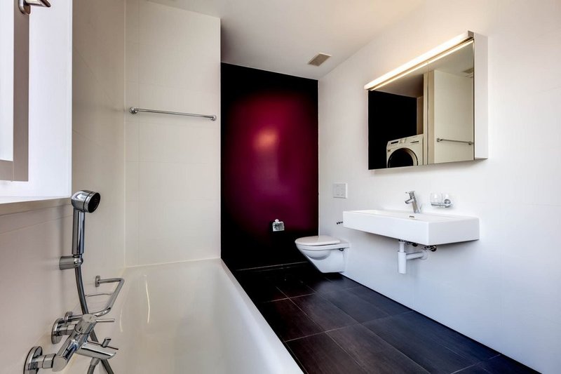 Nasszelle mit Bad-Musterfoto